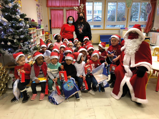 Décembre - Visite du Père Noël dans les écoles maternelles
