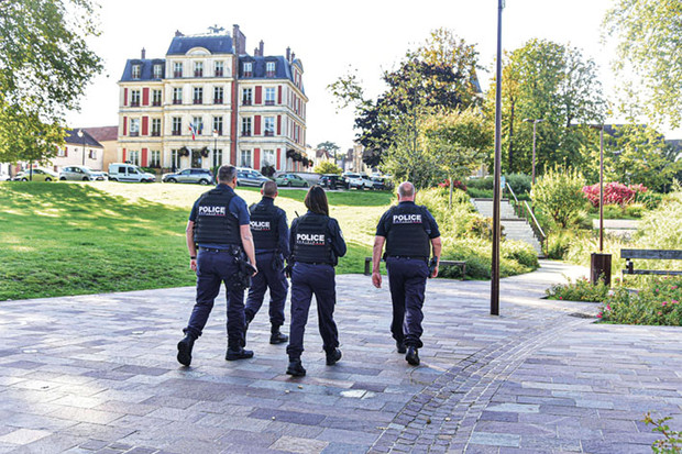 Police municipale patrouille vers mairie